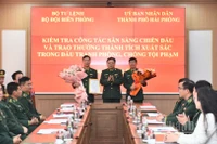 Thiếu tướng Nguyễn Văn Thiện, Phó Tư lệnh Bộ đội Biên phòng tặng bằng khen cho các cá nhân có thành tích xuất sắc.