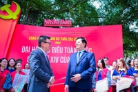 Phó Thủ tướng Chính phủ Mai Văn Chính tham quan không gian trưng bày “Toàn văn Dự thảo các văn kiện Đại hội XIV của Đảng” tại Báo Nhân Dân.