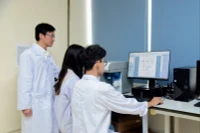 Hướng dẫn nghiên cứu khoa học tại Viện Hàn lâm Khoa học và Công nghệ. (Ảnh: BÍCH LIÊN)