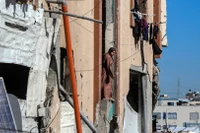 Người dân tại trại tị nạn ở Gaza. (Ảnh: THX/TTXVN)