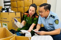 Công an Hà Nội khám xét lô thực phẩm chức năng, thiết bị y tế giả. (Ảnh: THÚY HÀ)