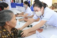 Tăng cường bảo vệ, chăm sóc và nâng cao sức khỏe nhân dân. (Ảnh: BÁO NHÂN DÂN)