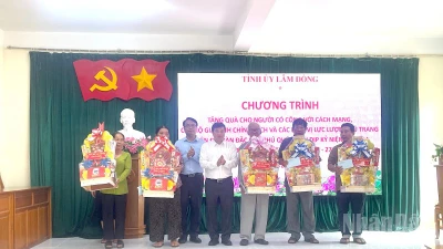 Bí thư Tỉnh ủy Lâm Đồng tặng quà cho người có hoàn cảnh khó khăn.