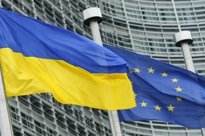 Cờ của Ukraine và Liên minh châu Âu bên ngoài trụ sở Ủy ban châu Âu tại Brussels, Bỉ. (Ảnh: Xinhua)