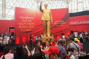 Triển lãm “95 năm Cờ Đảng soi đường” thu hút đông đảo khách tham quan, trải nghiệm, nhất là trong những ngày cuối tuần. (Ảnh: TRUNG HƯNG)