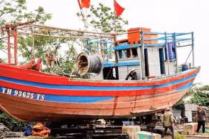 Một số xưởng đóng tàu tại làng Trung Kiên hoạt động cầm chừng do thiếu đơn đặt hàng.