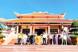 Đoàn văn nghệ sĩ Cần Thơ viếng Đền thờ Bác Hồ ở xã An Thạnh, Cần Thơ.