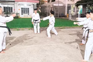Học sinh khuyết tật học võ miễn phí trong khuôn viên Trường Giáo dục chuyên biệt Cần Thơ.