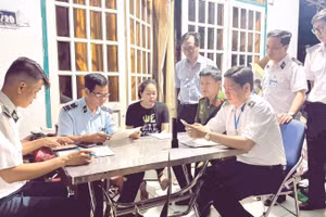Chi cục Chăn nuôi và Thú y Thành phố Hồ Chí Minh làm việc với hộ kinh doanh bà V. tại phường Tân Đông Hiệp về hành vi giết mổ động vật tại địa điểm không được phép.