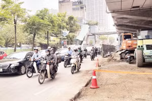 Tuyến đường Nguyễn Trãi thường xuyên ùn tắc và phát sinh bụi do thi công hệ thống thoát nước.