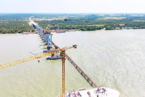 Các nhà thầu đang đẩy nhanh tiến độ công trình cầu Đại Ngãi 1 bắc qua sông Hậu nối tỉnh Vĩnh Long với thành phố Cần Thơ.