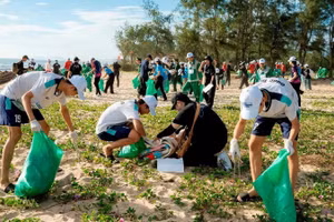 Thành phố Huế ra quân bảo vệ môi trường, làm sạch bãi biển.
