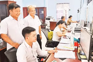 Cán bộ, công chức làm việc tại Trung tâm Phục vụ hành chính công, xã Vĩnh Tường.
