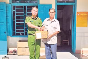 Người dân xã Tà Đùng tự nguyện giao nộp cho lực lượng Công an xã dụng cụ kích điện dùng khai thác thủy sản trái phép.
