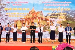 Lãnh đạo Hội đồng nhân dân thành phố Cần Thơ trao học bổng tặng học sinh Khmer nhân dịp Chôl Chnăm Thmây 2026.