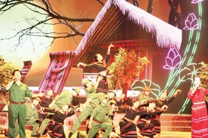 Ca sĩ Đào Mác và Nghệ sĩ Ưu tú Khánh Ngọc trình bày ca khúc “Tiếng cồng vượt thác” (Lư Nhất Vũ-Lê Giang) trong chương trình “Khúc hát ân tình”. (Ảnh MẠNH HẢO)