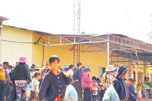 Những gian hàng miễn phí được bố trí trong khuôn viên Ủy ban nhân dân xã Ia Pnôn.