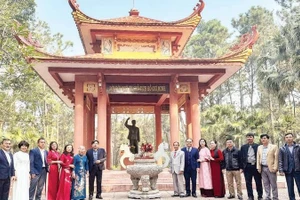 Khách tham quan dâng hương tại tượng đài Chủ tịch Hồ Chí Minh trên Đồi 79 Mùa Xuân.