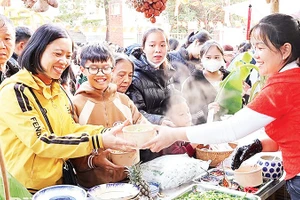 Các thực khách trải nghiệm ẩm thực tại liên hoan. (Ảnh NAM ĐỊNH)