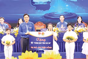 Tỉnh đoàn Bắc Ninh trao 5 “phòng tin học cho em” tặng thiếu nhi.