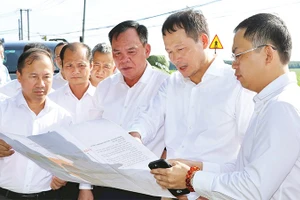 Lãnh đạo tỉnh Đồng Nai khảo sát khu vực quy hoạch đô thị sân bay Long Thành và Khu thương mại tự do tại xã Long Thành.