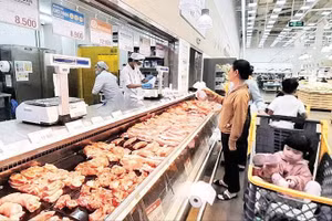 Người dân mua thực phẩm tại một siêu thị trên địa bàn Thành phố Hồ Chí Minh. (Ảnh THẾ ANH)