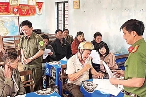 Lực lượng Công an tỉnh Gia Lai tuyên truyền người dân nâng cao tinh thần tố giác tội phạm trên địa bàn tỉnh.