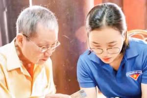 Các “Tổ công nghệ số cộng đồng” giúp cán bộ cơ sở thực hành ngay trên ứng dụng của thiết bị.