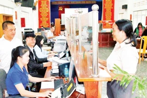 Cán bộ, công chức xã Tà Năng và cán bộ biệt phái hỗ trợ người dân thực hiện thủ tục hành chính. Lâm Đồng chào đón những du khách đầu tiên đến tham quan địa phương năm 2026.