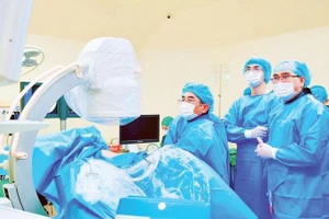 Ê-kíp bác sĩ Bệnh viện đa khoa Xuyên Á phẫu thuật laser điều trị bệnh về tiết niệu.