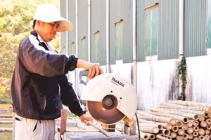 Người Mạ ở thôn Tố Lan có việc làm ổn định tại xưởng chế biến sản phẩm từ tầm vông.