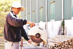 Người Mạ ở thôn Tố Lan có việc làm ổn định tại xưởng chế biến sản phẩm từ tầm vông.