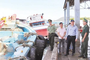 Lãnh đạo Ủy ban nhân dân Thành phố Hồ Chí Minh và xã Long Hải cùng Bộ đội Biên phòng, Công an kiểm tra cảng cá tại Long Hải.