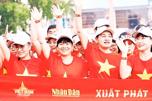 Người dân tỉnh Đồng Nai tham gia chương trình “1 tỷ bước chân tiến vào kỷ nguyên mới”. (Ảnh THIÊN VƯƠNG)
