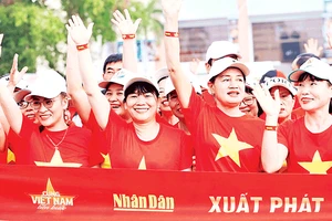 Người dân tỉnh Đồng Nai tham gia chương trình “1 tỷ bước chân tiến vào kỷ nguyên mới”. (Ảnh THIÊN VƯƠNG)