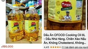 Đến tối 24/6, trên Shopee vẫn bán sản phẩm này với giá 195.000đồng/4,5 lít dầu ăn. (Ảnh chụp màn hình)