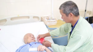 Ngày thứ 2 sau phẫu thuật, bệnh nhân đã tỉnh táo, ăn được cháo, sữa.