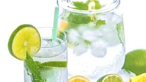 Không phải ai cũng thích hợp để ăn, uống đồ lạnh, đặc biệt là những người có thể trạng yếu hoặc mắc bệnh mạn tính. (Ảnh: VFA)