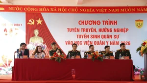Lãnh đạo Học viện Quân y giải đáp các câu hỏi của học sinh liên quan đến thông tin tuyển sinh quân sự năm 2026. (Ảnh: TUẤN DŨNG)