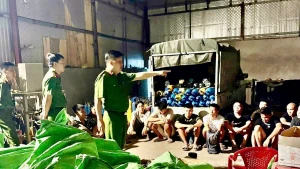 Đại tá Bùi Trung Thành, Phó Giám đốc, Thủ trưởng Cơ quan CSĐT Công an thành phố Hải Phòng trực tiếp có mặt tại hiện trường chỉ đạo công tác điều tra.