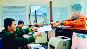 Cán bộ, chiến sĩ Biên phòng kiểm soát phương tiện xuất nhập cảnh tại Cửa khẩu cảng Hải Phòng.
