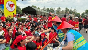 Lực lượng tình nguyện thu dọn rác thải trên phố Nguyễn Thái Học chiều 24/8.