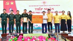 Bàn giao biểu trưng 38 tấn hàng hóa hỗ trợ các địa phương miền tây Nghệ An bị thiệt hại nặng nề do bão số 3 gây ra. (Ảnh: TRỌNG KIÊN)