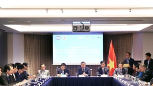 Tổng Bí thư Tô Lâm gặp mặt thành viên Mạng lưới Đổi mới sáng tạo Việt Nam và chuyên gia người Việt Nam tại Hàn Quốc. (Ảnh: Thống Nhất - TTXVN)