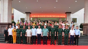 Đồng chí Nguyễn Trọng Nghĩa, Ủy viên Bộ Chính trị, Bí thư Trung ương Đảng, Trưởng ban Tuyên giáo và Dân vận Trung ương chụp ảnh lưu niệm cùng Bộ Tư lệnh Quân Đoàn 34.