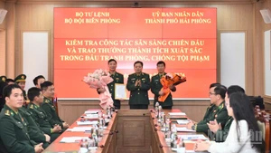 Thiếu tướng Nguyễn Văn Thiện, Phó Tư lệnh Bộ đội Biên phòng tặng bằng khen cho các cá nhân có thành tích xuất sắc.