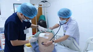 Bệnh nhân nhập viện kèm theo ổ áp xe vùng lưng-vai trái, mưng mủ, viêm tấy lan rộng. 