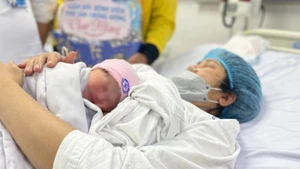 Thủ tướng Chính phủ chỉ đạo bổ sung các chính sách hỗ trợ, khuyến khích các cặp vợ chồng sinh con, sinh đủ hai con, phụ nữ sinh đủ hai con trước 35 tuổi.