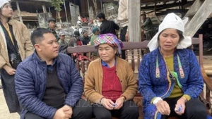 Lãnh đạo Ủy ban nhân dân xã Mường Giôn đến thăm hỏi, động viên gia đình các nạn nhân. (Ảnh: TTXVN)
