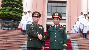 Đại tướng Trịnh Văn Quyết đón và Trung tướng Vongsone Inpanphim tại lễ đón.
